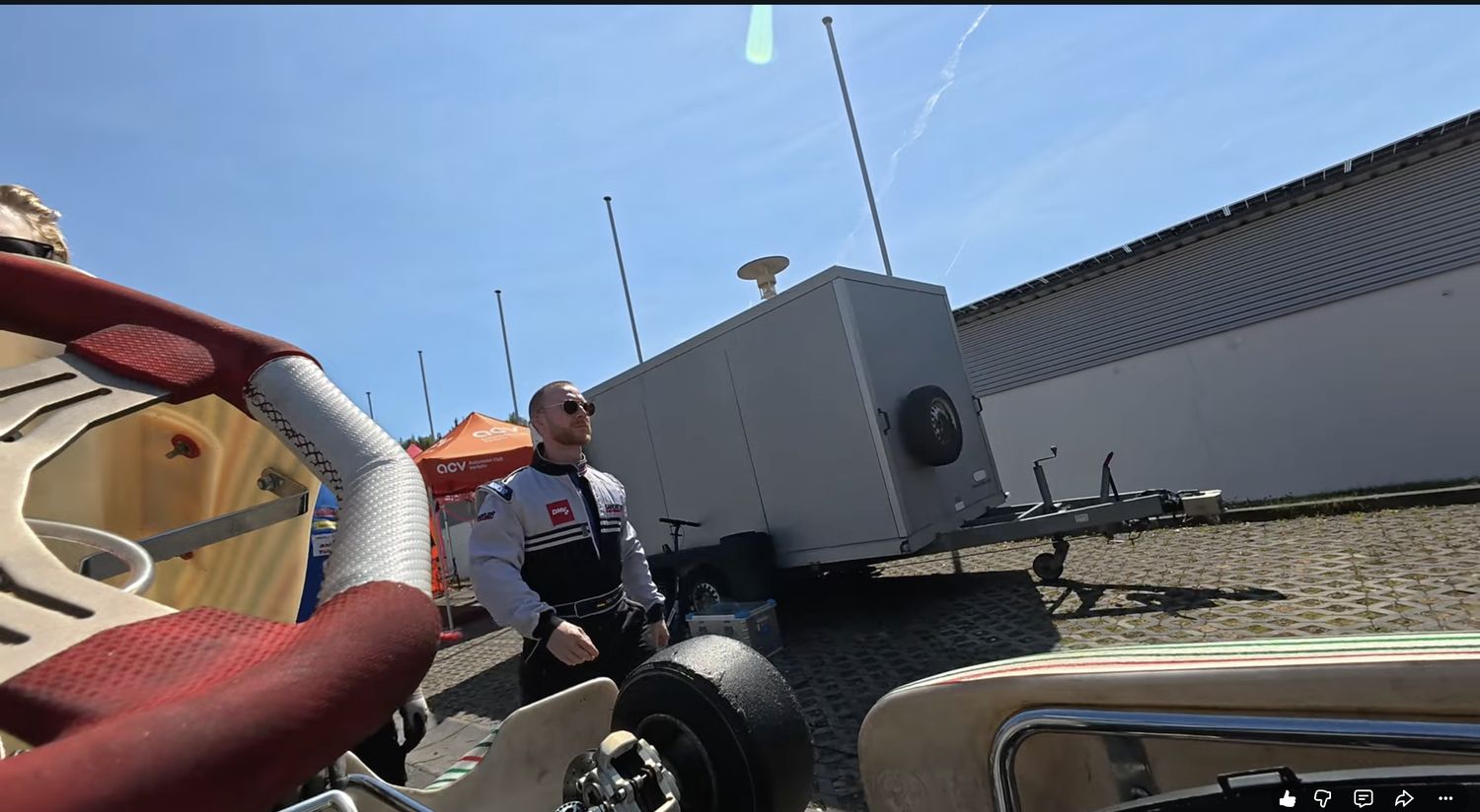 Nino Kuhn heute im Rennanzug am Kart – Rotax DD2