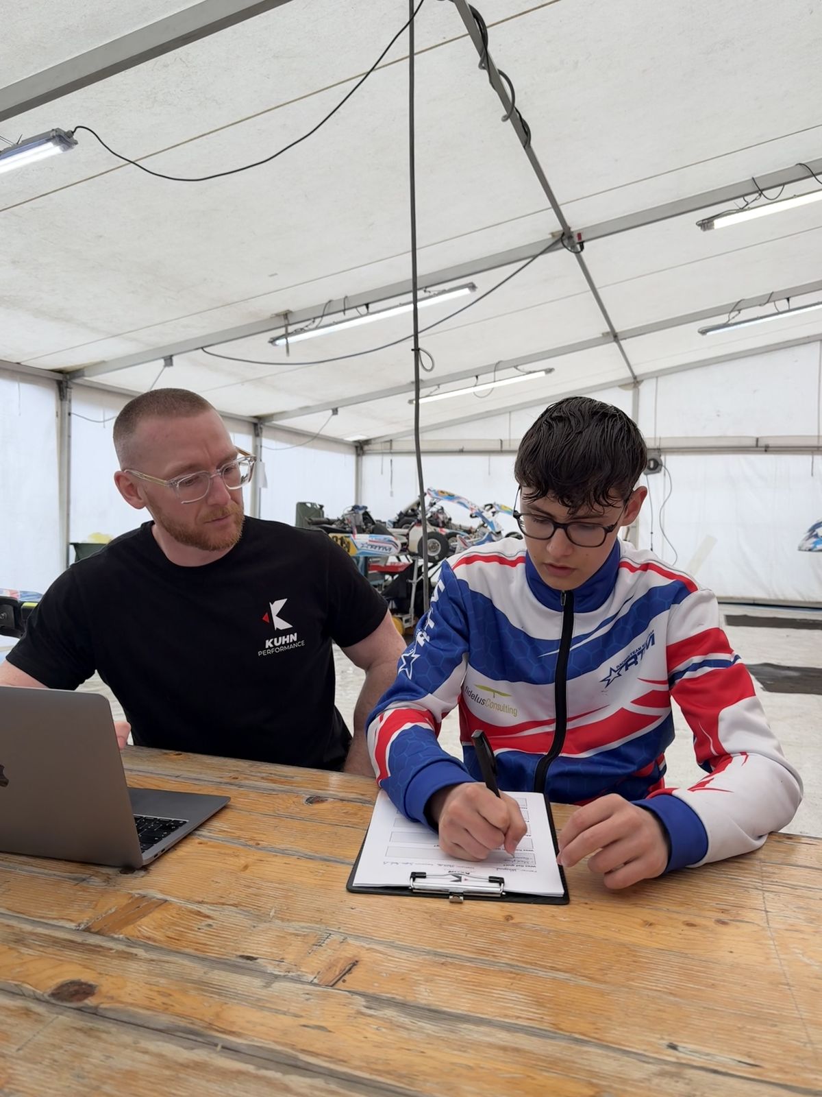 Nino Kuhn im Debrief mit Nathanael Weigend im Fahrerlager