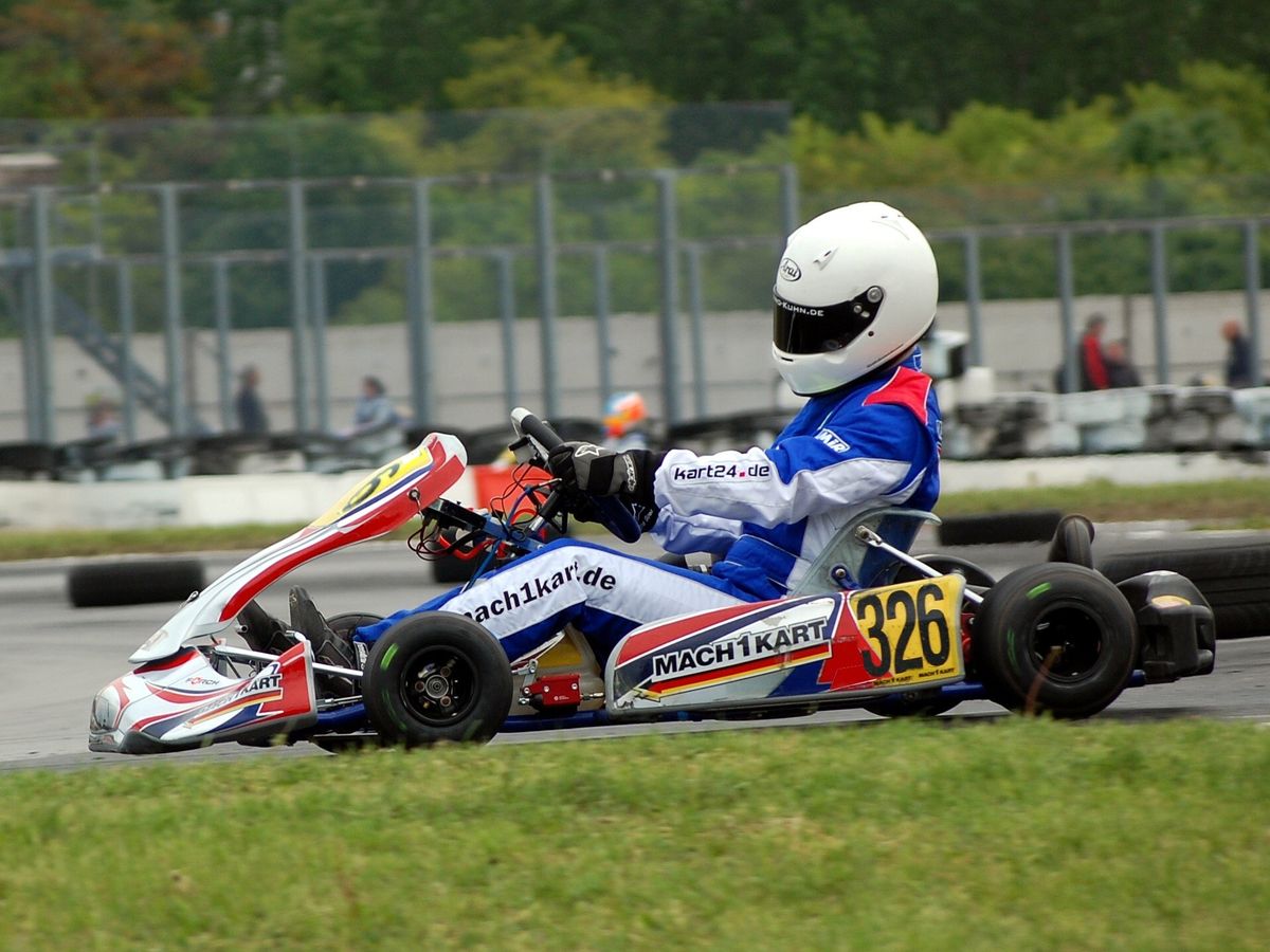 Nino Kuhn im Kart #326 auf der Rundstrecke
