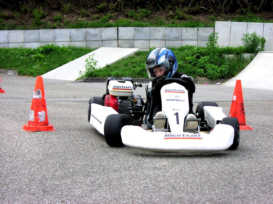 Nino Kuhn als Kind im Slalom-Kart
